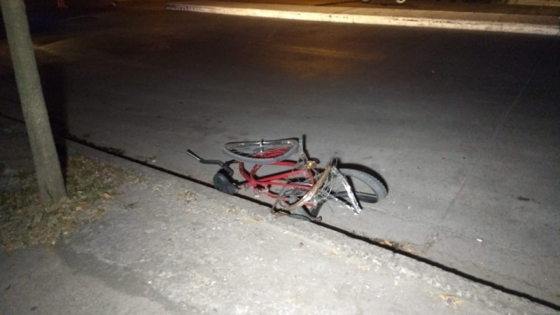Una camioneta choc a una ciclista y huy del lugar